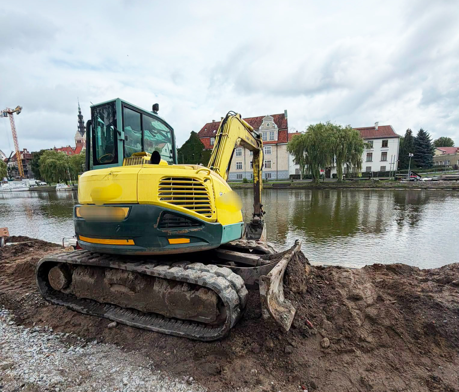 Groźny wypadek na budowie w Elblągu. Pracownik został uderzony łyżką koparki