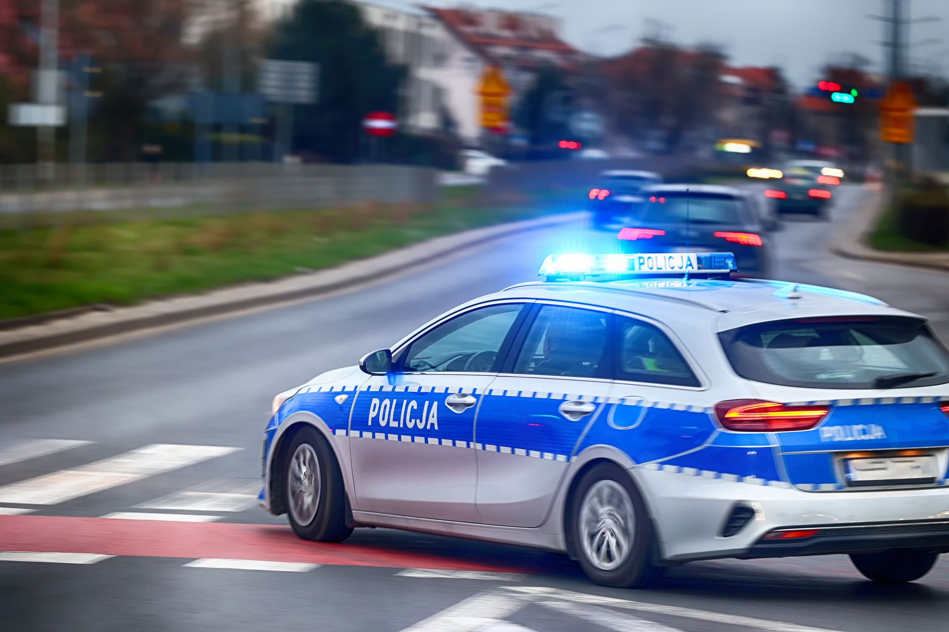 Szaleńczy pościg ulicami Olsztyna. Sprawca spowodował kolizje, porzucił auto i uciekł pieszo