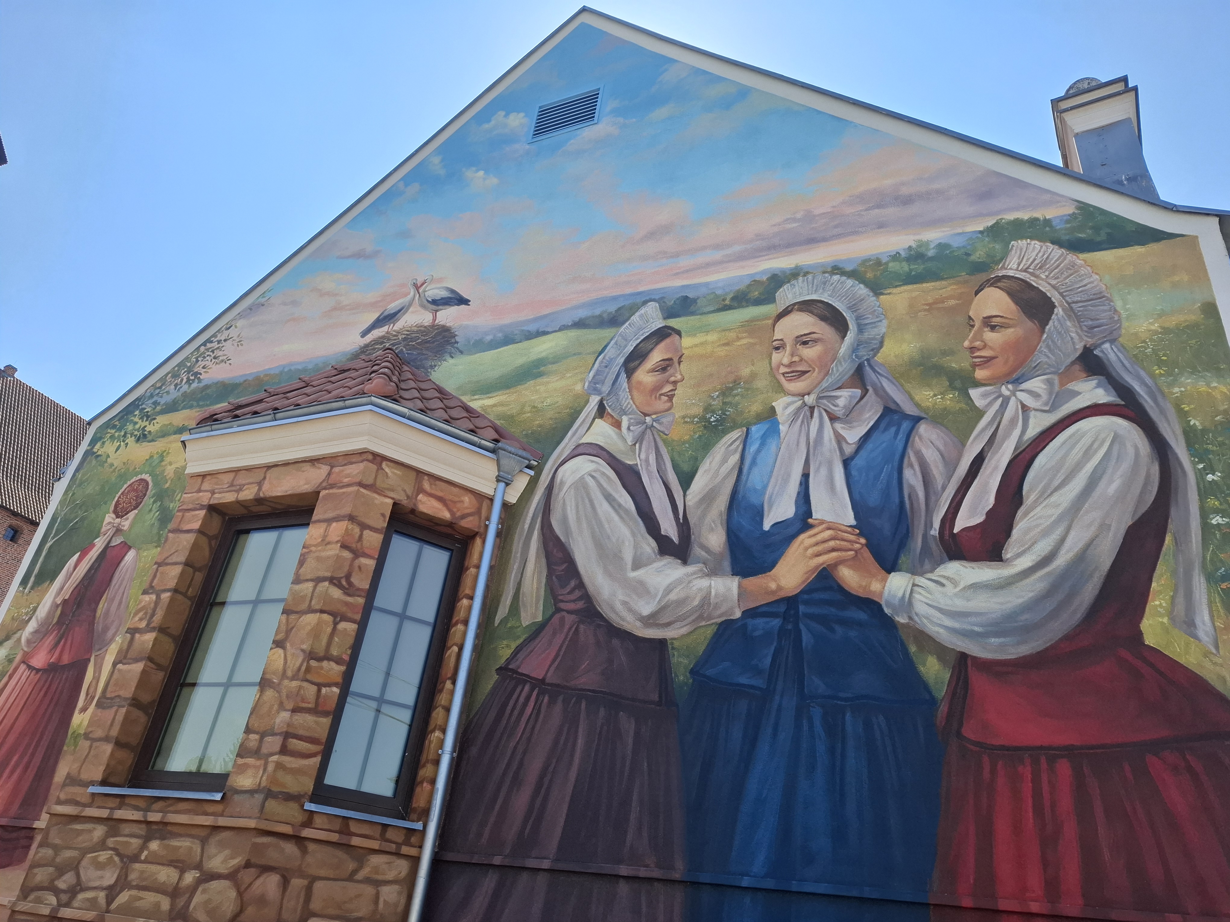 Nowy mural w Lidzbarku Warmińskim. Czepiec warmiński ozdobił ścianę kamienicy