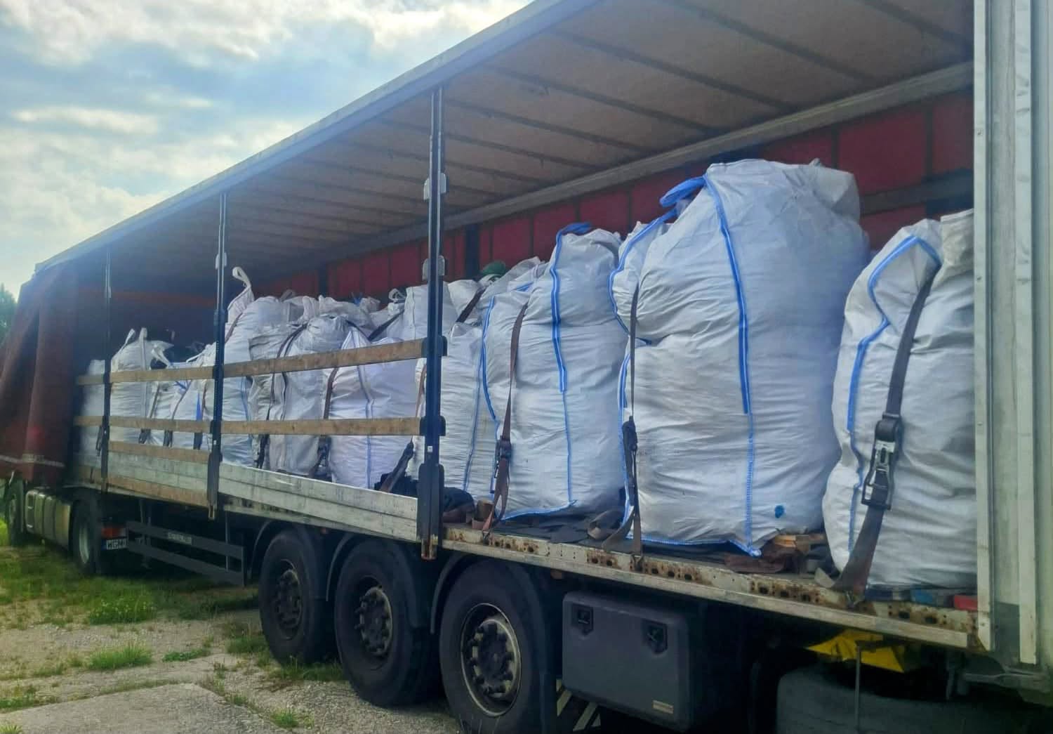 Cały tir nakrętek dla chorej nastolatki. Niezwykły finał akcji dzielnicowego z Białej Piskiej