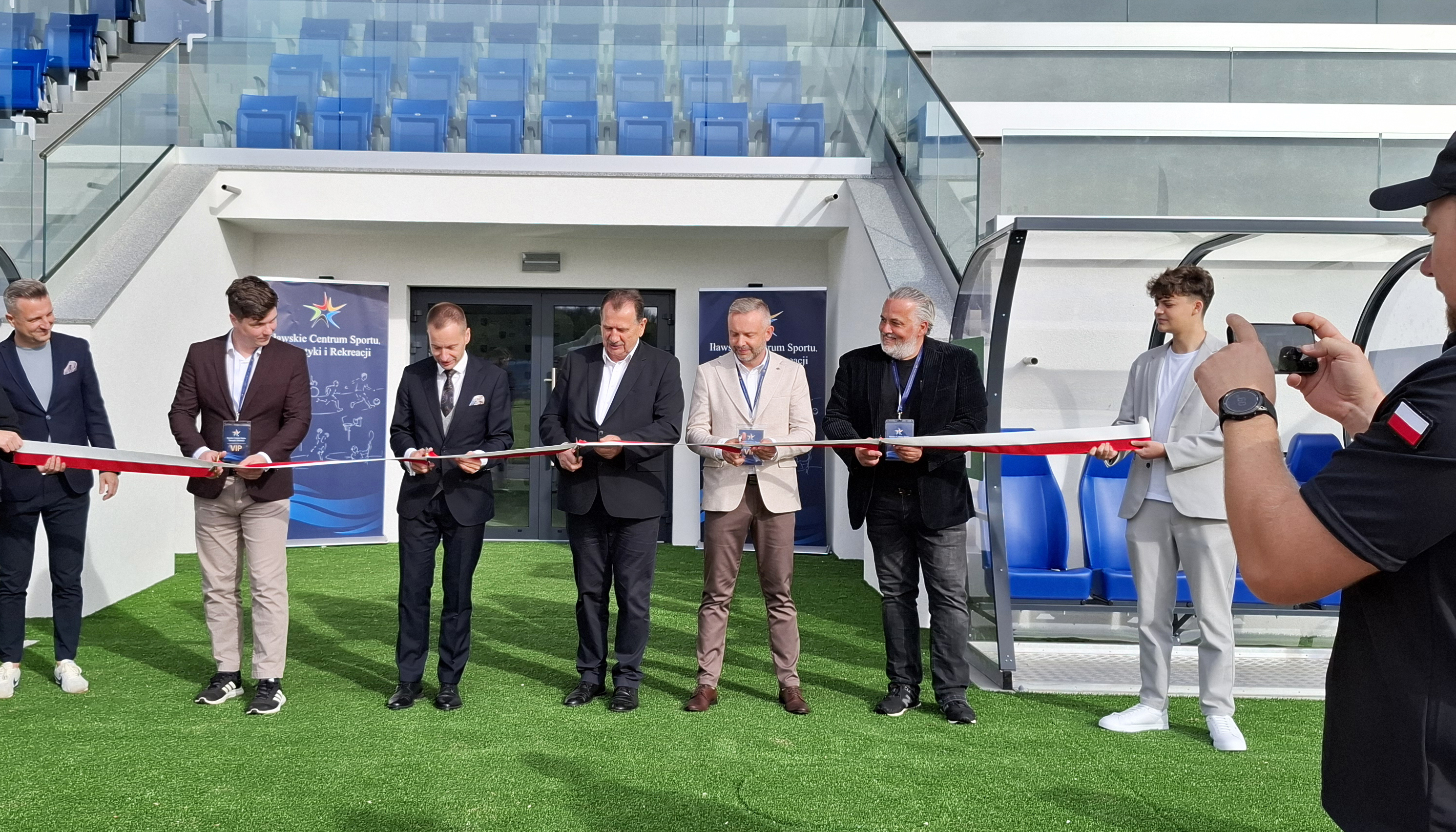 Jest nowocześnie i pod dachem. Nowa trybuna na stadionie w Iławie otwarta