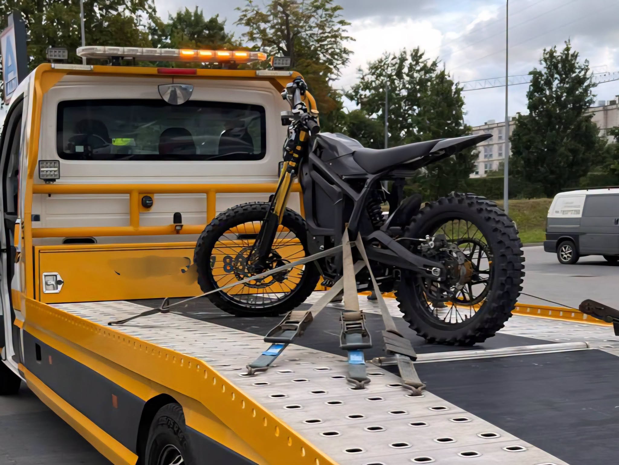 Motorower bez tablicy, kierowca bez uprawnień. Matka 16-latka z mandatem 5 tys. zł