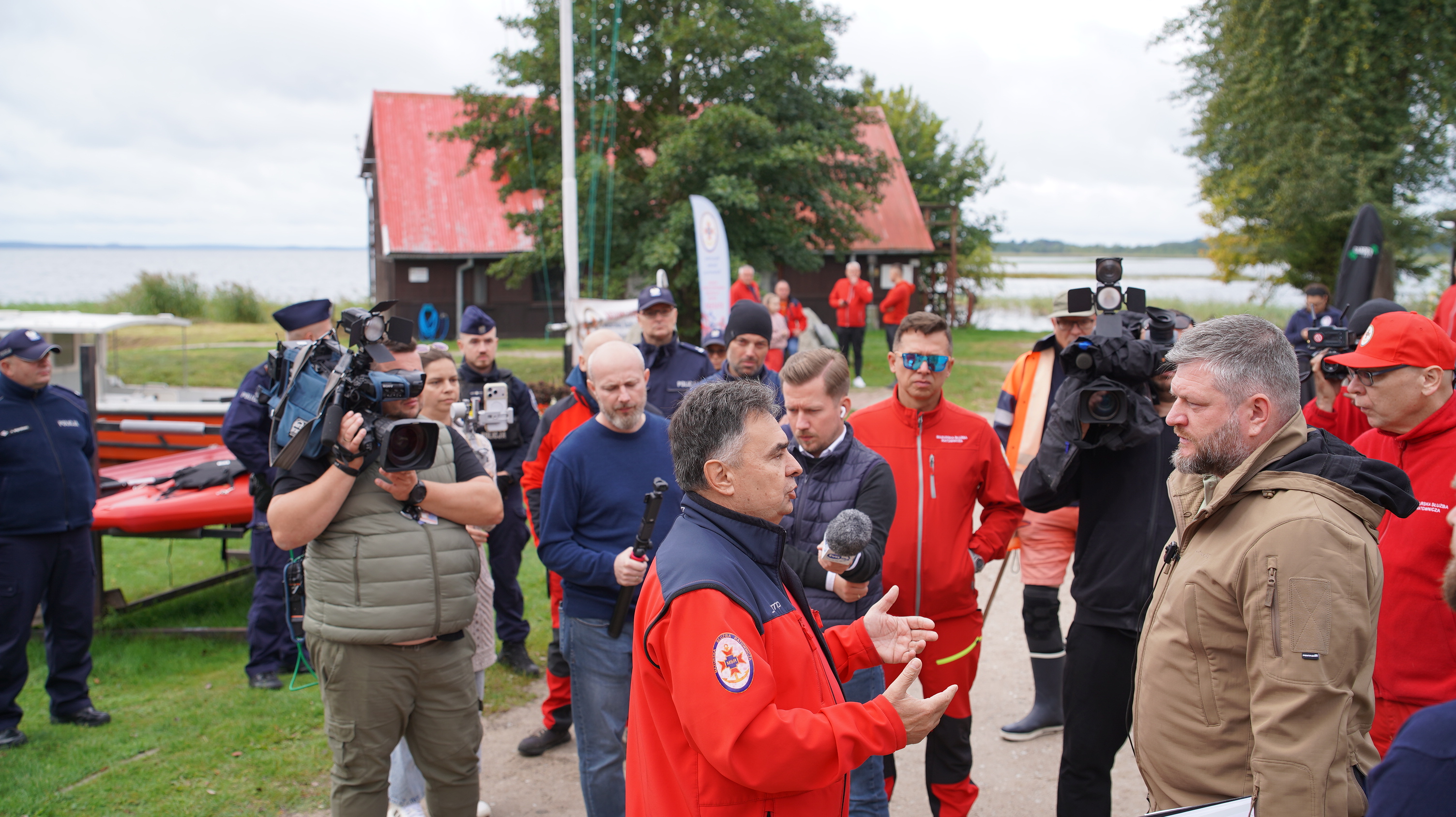 Komornik w bazie Mazurskiej Służby Ratowniczej w Okartowie. Gmina Pisz przejęła teren