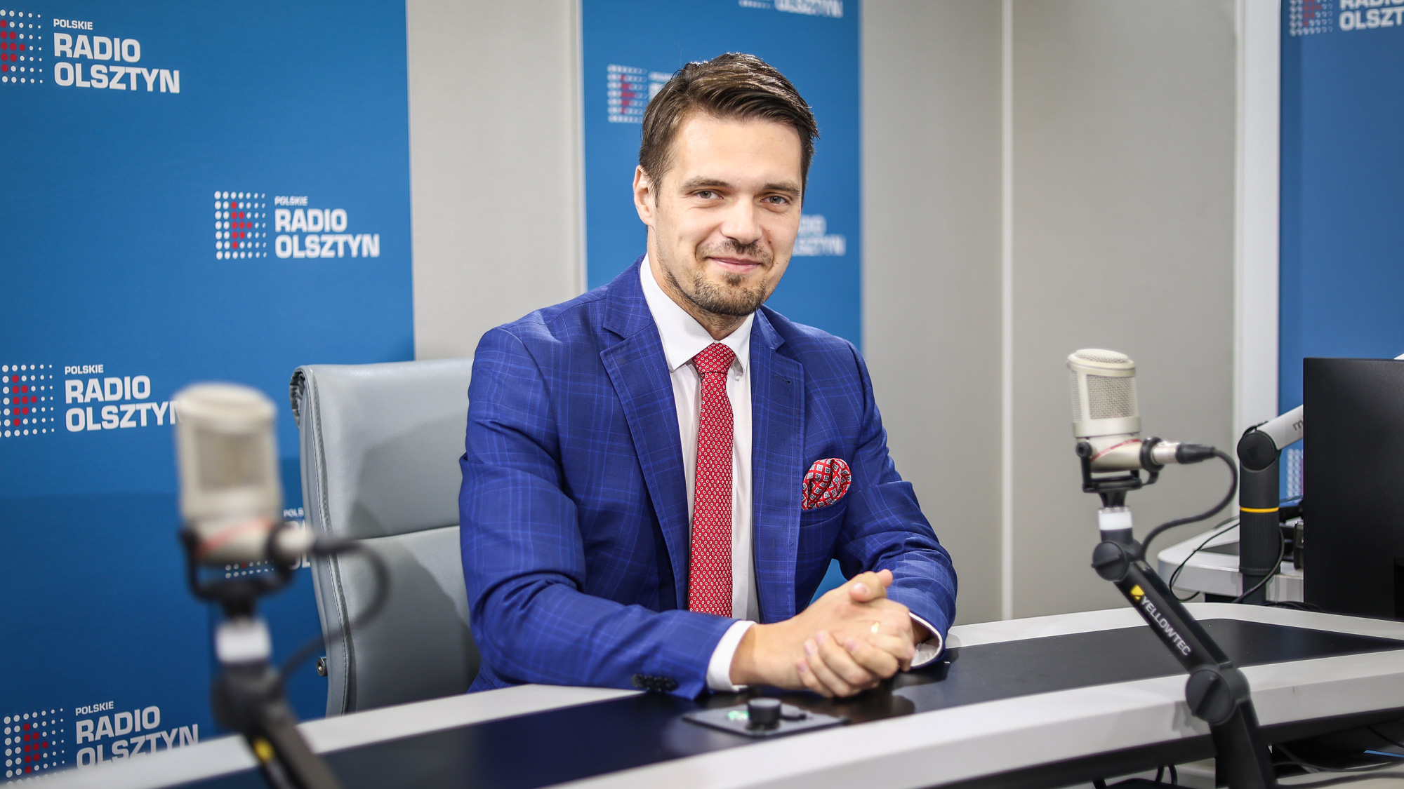 Młodzi kierowcy i nowe przepisy. Michał Wypij o bezpiecznych drogach i przejazdach kolejowych