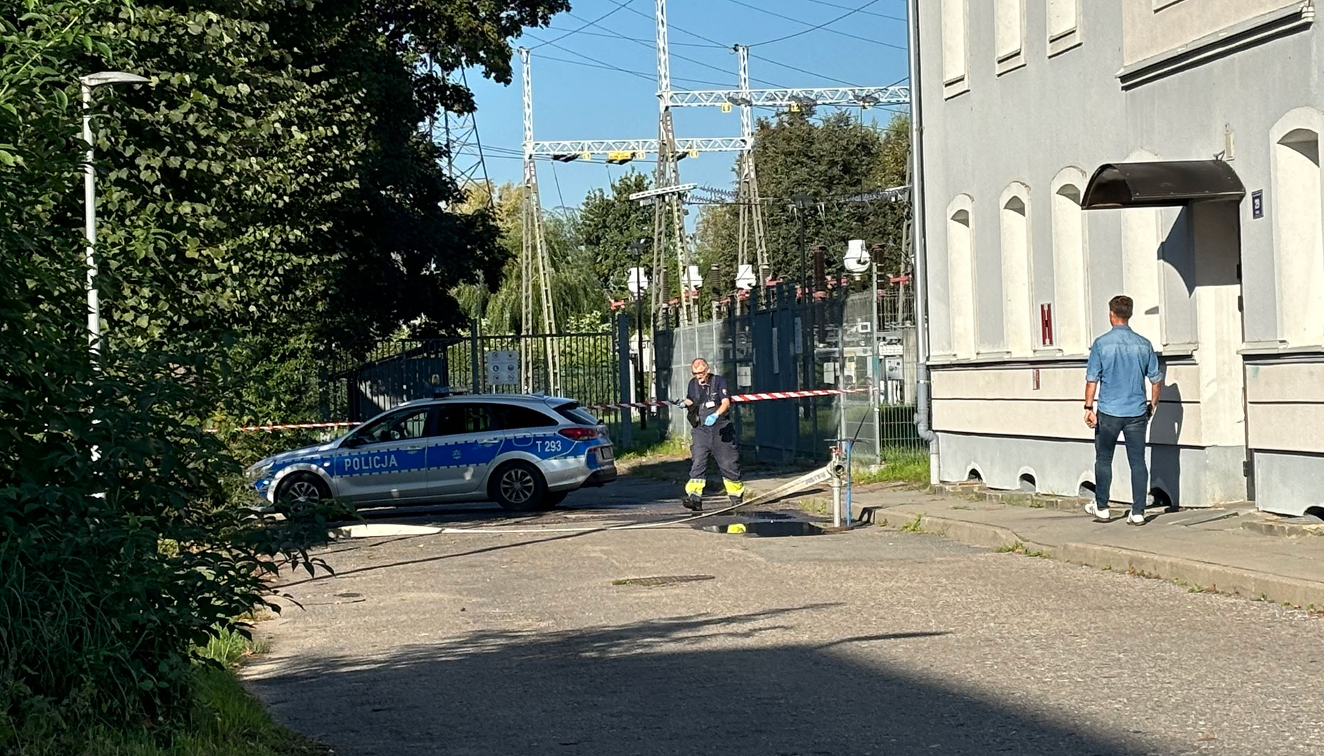 Podejrzane pojemniki przy węźle gazowym w Elblągu. Na miejscu pracują służby