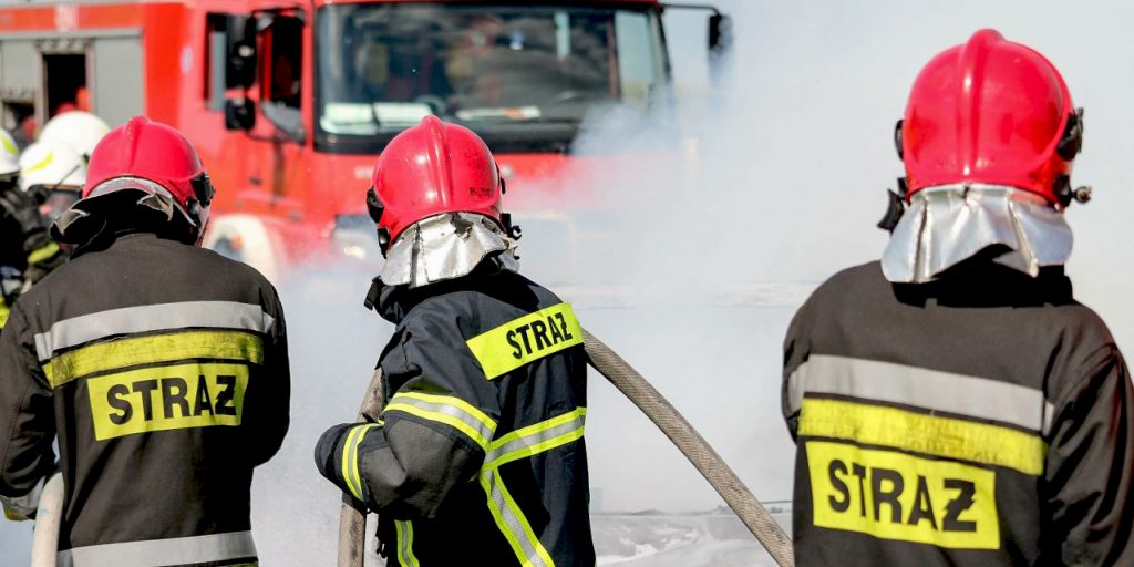 Pożar pod Ostródą. Strażacy gaszą płonące odpady