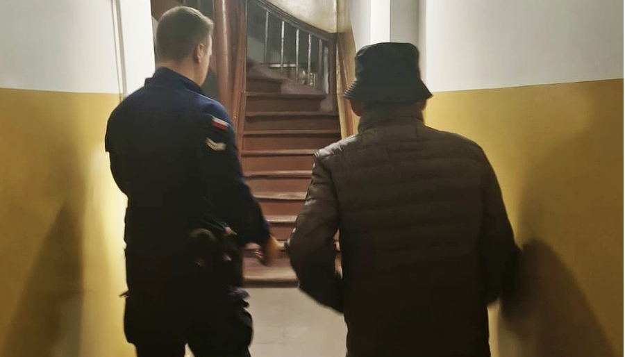 Zagubiony senior spacerował nocą po mieście. Pomogli mu policjanci