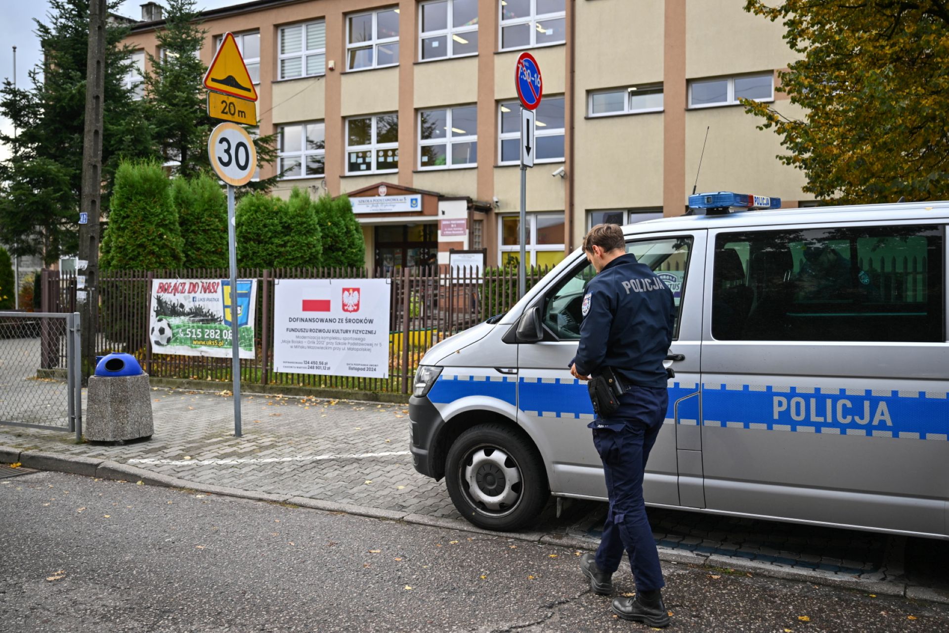 Policyjne patrole w szkołach. To reakcja na falę niepokojących zdarzeń